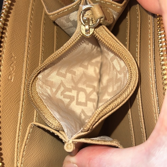 DKNY Women’s Monogram Zip Around Wallet 6 Place Credit Card Zip Coin Holder NEW - Picture 4 of 16
